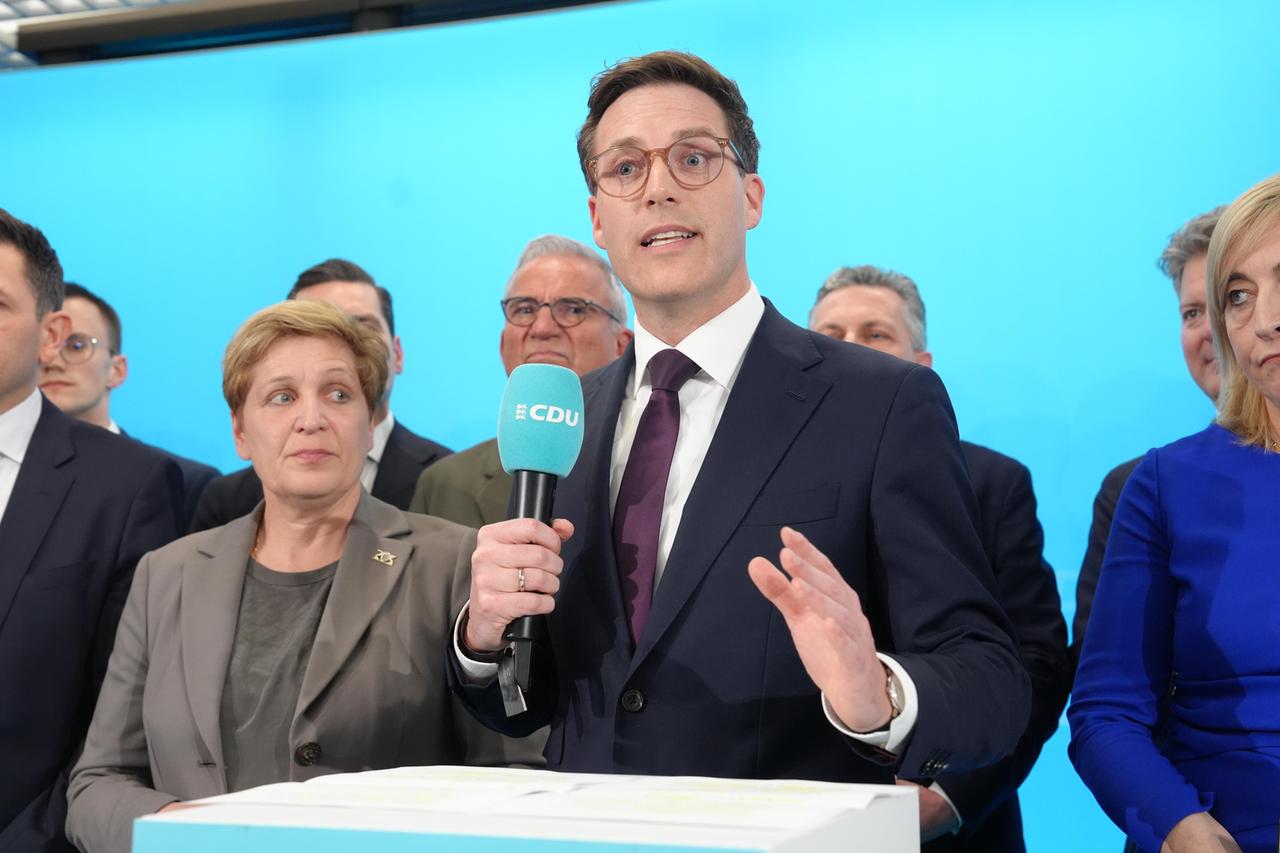 Manuel Hagel spricht auf der CDU-Wahlparty.