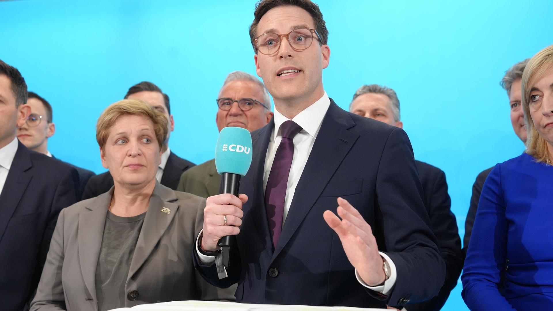 Manuel Hagel spricht auf der CDU-Wahlparty.