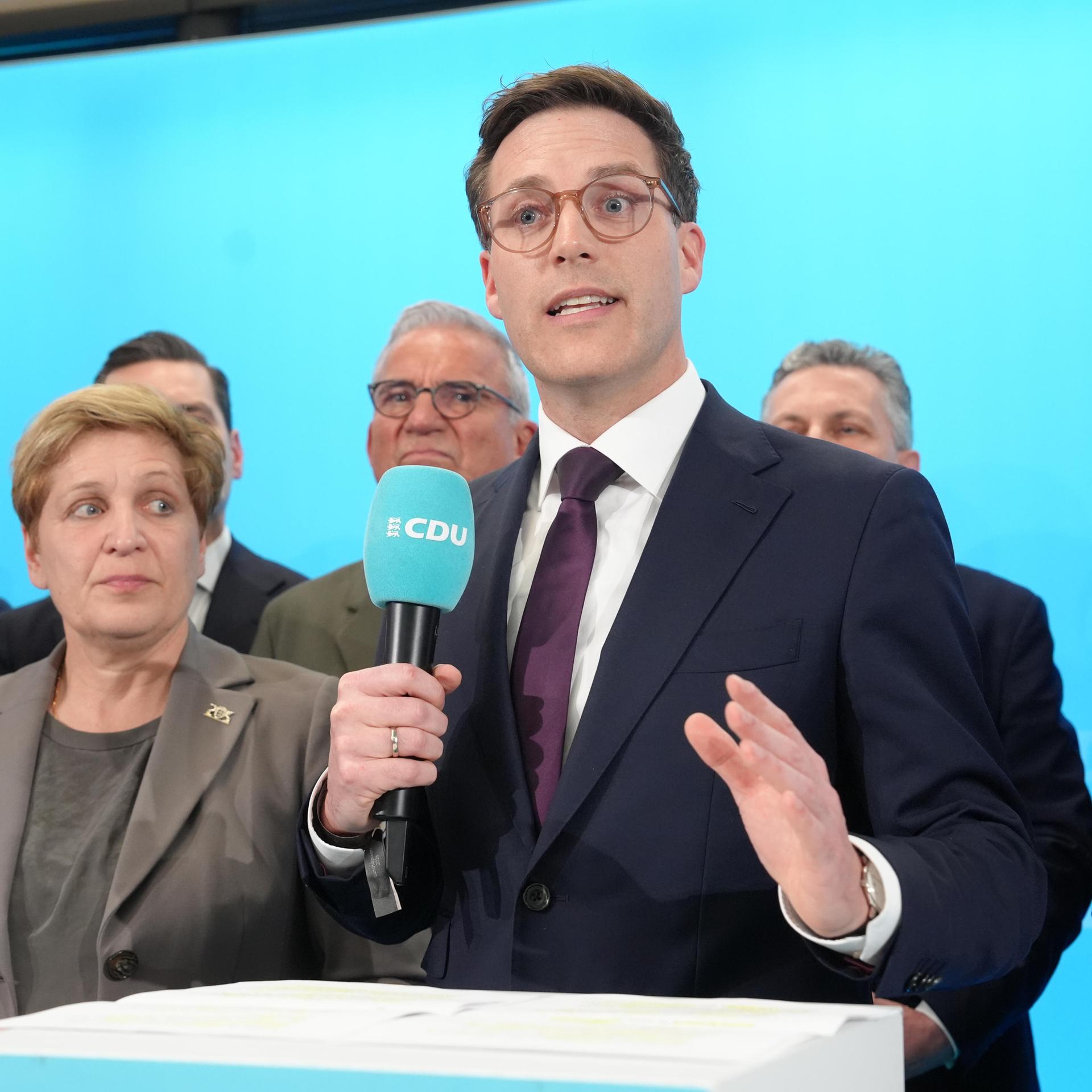Manuel Hagel spricht auf der CDU-Wahlparty.