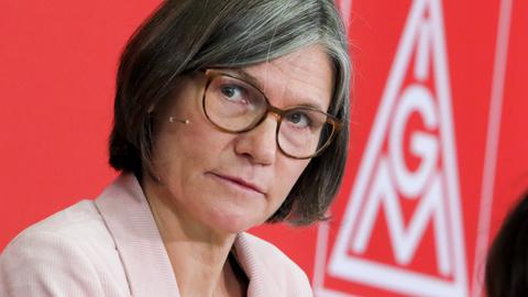 Christiane Benner, erste Vorsitzende der IG Metall, schaut zur Seite. 