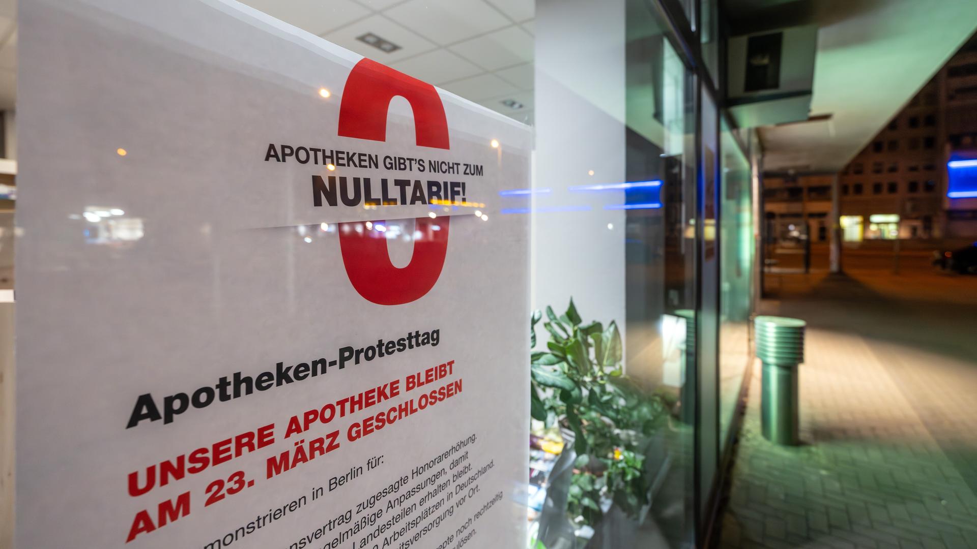 Ein Schild mit der Aufschrift „Apotheken gibt’s nicht zum Nulltarif! Apotheken-Protesttag. Unsere Apotheke bleibt am 23. März geschlossen“ hängt am Morgen im Schaufenster einer Apotheke in Berlin-Mitte. 