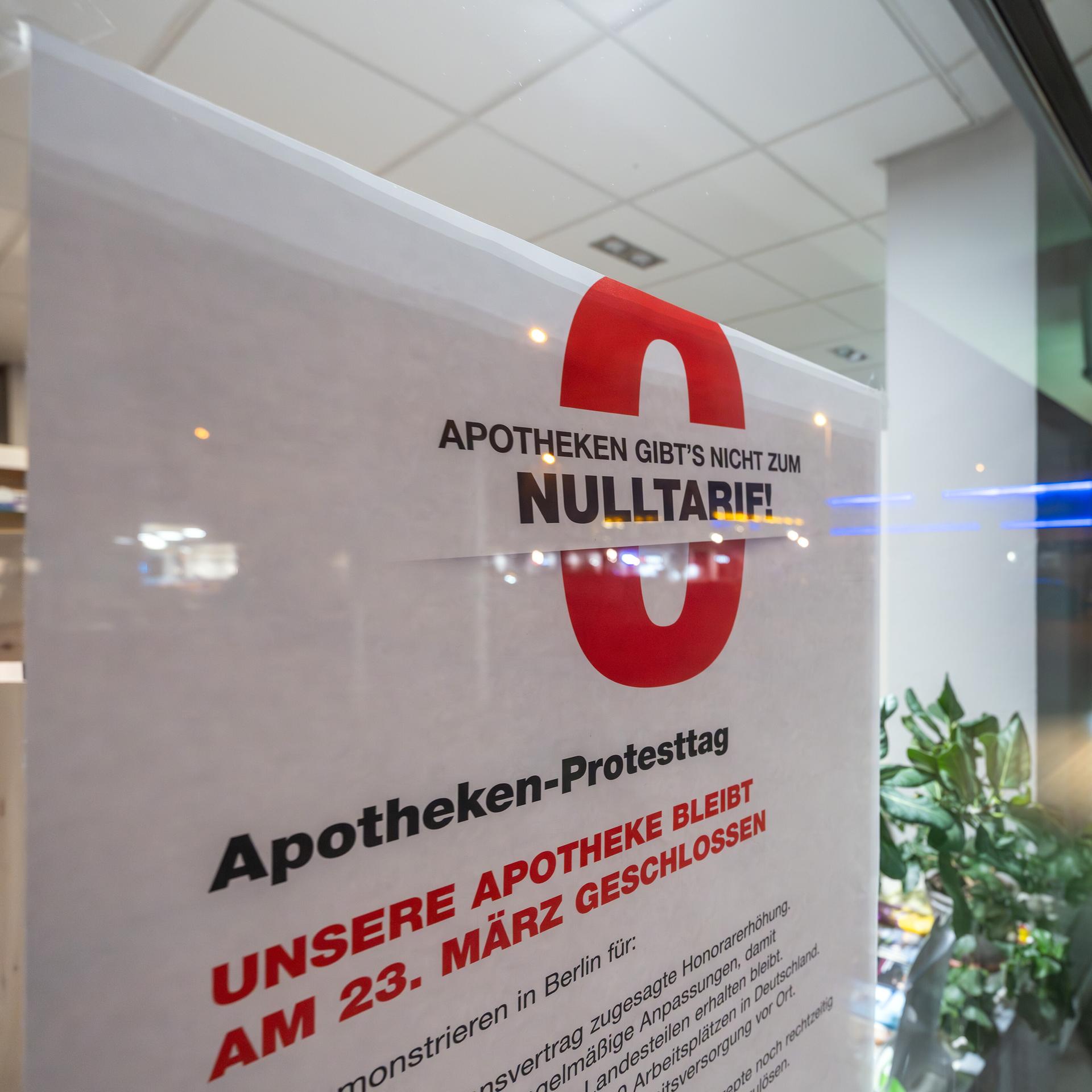 Ein Schild mit der Aufschrift „Apotheken gibt’s nicht zum Nulltarif! Apotheken-Protesttag. Unsere Apotheke bleibt am 23. März geschlossen“ hängt am Morgen im Schaufenster einer Apotheke in Berlin-Mitte. 