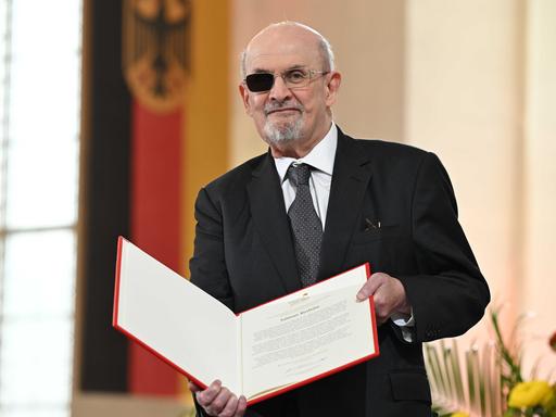 Der britisch-indische Autor Salman Rushdie wird in der Paulskirche mit dem Friedenspreis des Deutschen Buchhandels ausgezeichnet. 