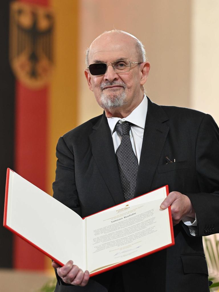 Der britisch-indische Autor Salman Rushdie wird in der Paulskirche mit dem Friedenspreis des Deutschen Buchhandels ausgezeichnet. 