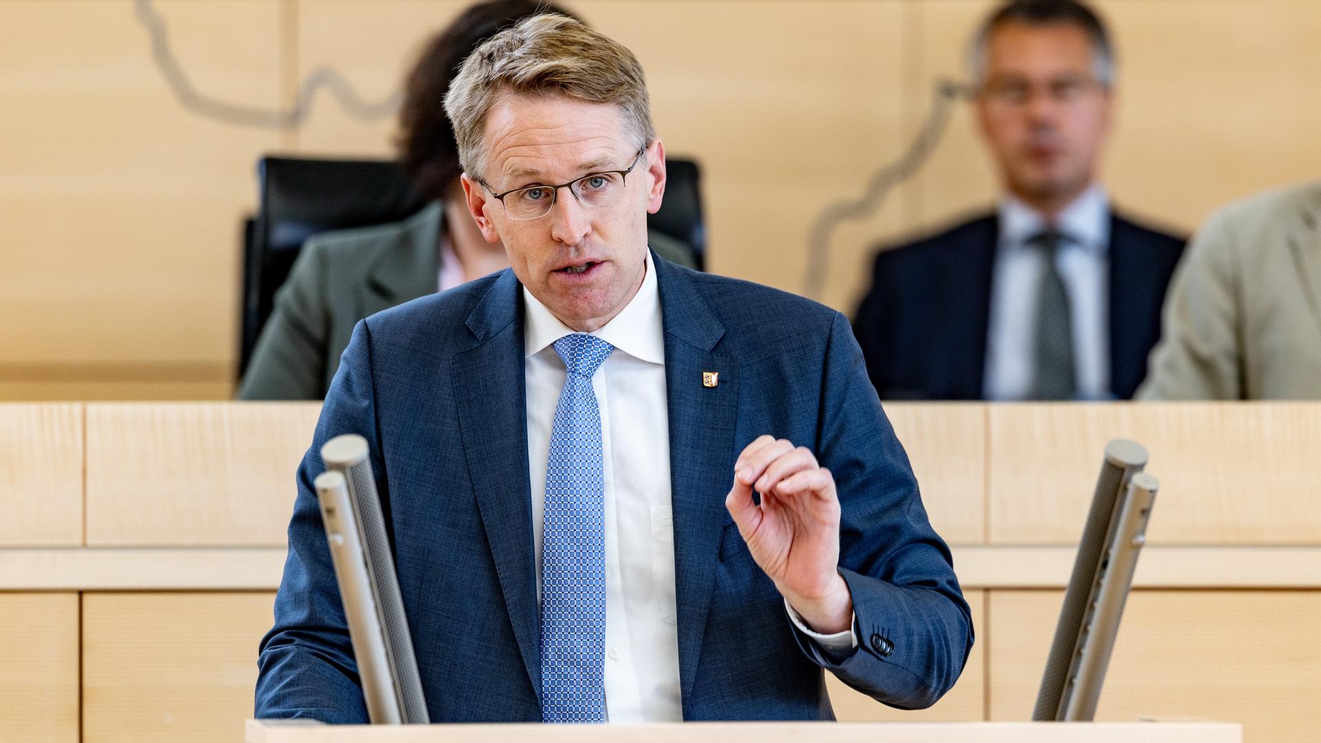 Schleswig-Holstein, Kiel: Daniel Günther (CDU), Ministerpräsident von Schleswig-Holstein, spricht in der Landtagssitzung. 