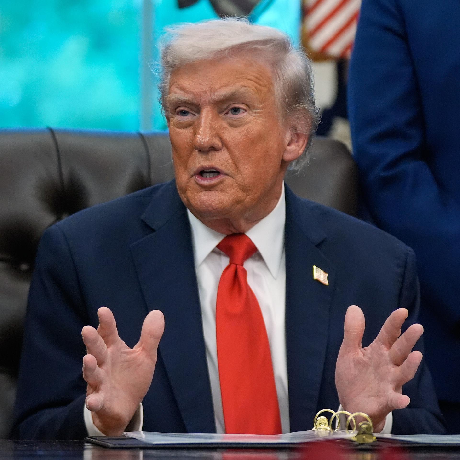 Donald Trump sitzt an seinem Schreibtisch im Oval Office und breitet die Hände aus. Donald Trump sitzt an seinem Schreibtisch im Oval Office und breitet die Hände aus.