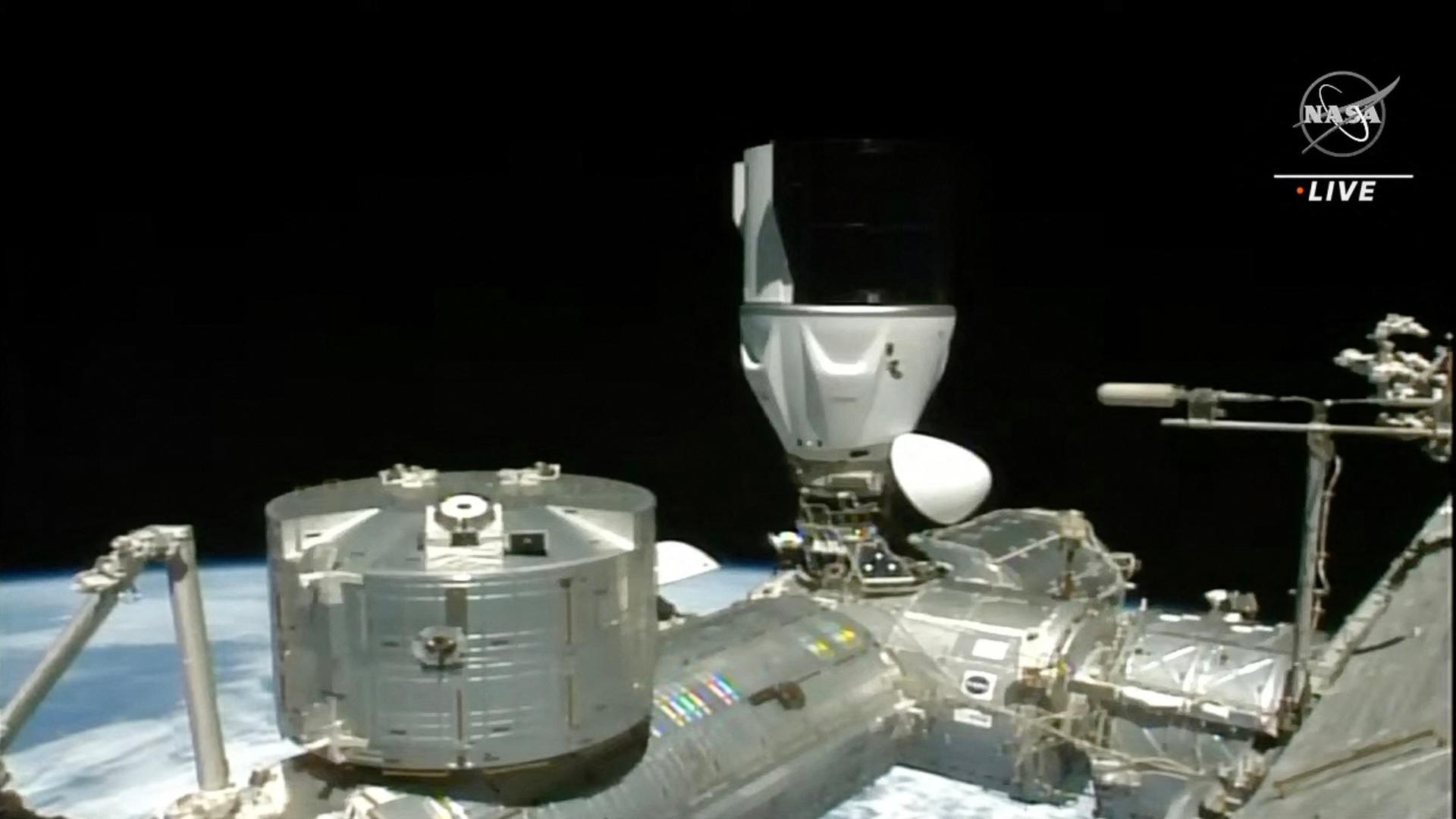 Der Screenshot von Aufnahmen der NASA zeigt, wie die Raumkapsel "Crew Dragon" an der Internationalen Raumstation ISS andockt.