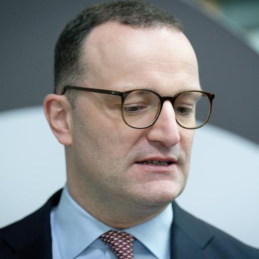 Jens Spahn blickt nachdenklich nach unten.