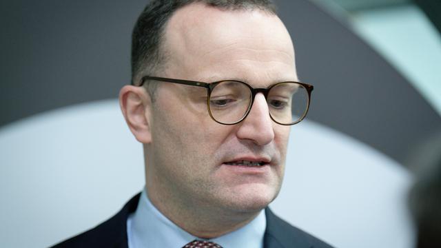 Jens Spahn blickt nachdenklich nach unten.