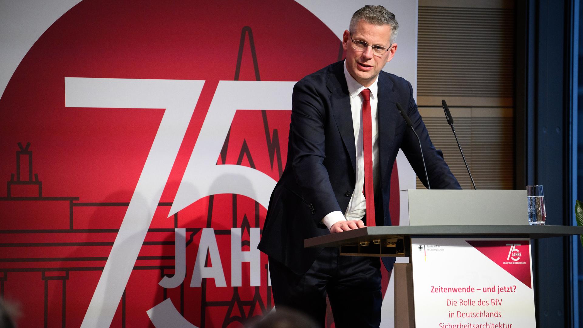 Christoph de Vries (CDU), Parlamentarischer Staatssekretär im Bundesministerium des Innern, spricht beim 21. Symposium des Bundesamts für Verfassungsschutz (BfV) am 8.12.2025. Christoph de Vries (CDU), Parlamentarischer Staatssekretär im Bundesministerium des Innern, spricht beim 21. Symposium des Bundesamts für Verfassungsschutz (BfV) am 8.12.2025.