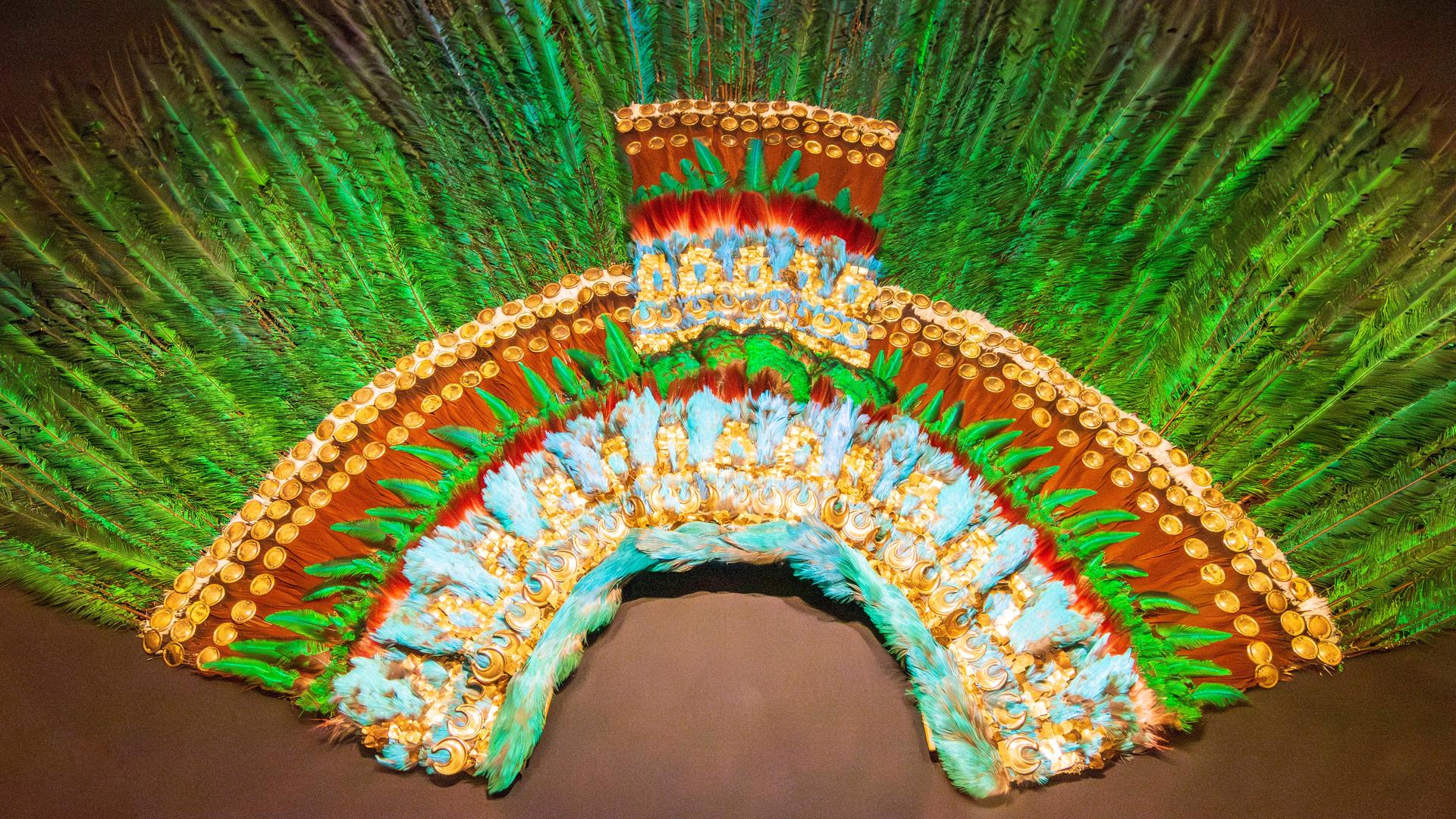 Montezumas Federkopfschmuck im Weltmuseum Wien (ehemals Museum für Völkerkunde) in der Hofburg Wien, Österreich Montezumas Federkopfschmuck im Weltmuseum Wien (ehemals Museum für Völkerkunde) in der Hofburg Wien, Österreich
