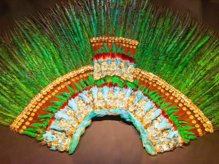 Montezumas Federkopfschmuck im Weltmuseum Wien (ehemals Museum für Völkerkunde) in der Hofburg Wien, Österreich