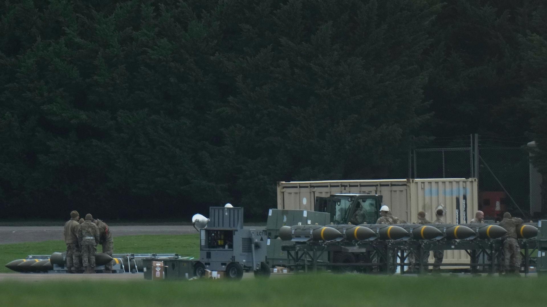 Großbritannien, Fairford: Personal der US-Luftwaffe arbeiten auf der RAF Fairford. Großbritannien, Fairford: Personal der US-Luftwaffe arbeiten auf der RAF Fairford.