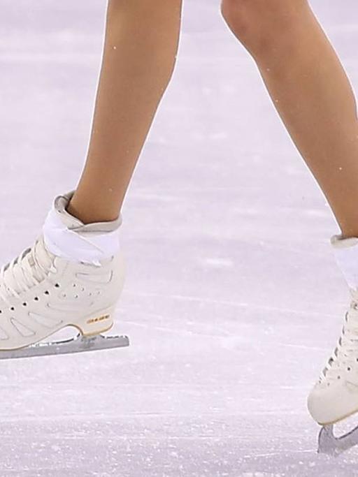 Ein Paar Damenschlittschuhe bei einer Figur beim Eiskunstlauf