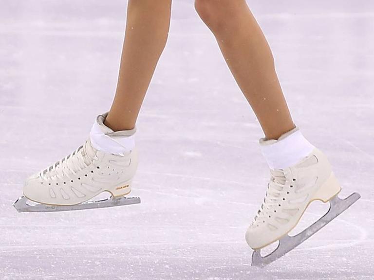 Ein Paar Damenschlittschuhe bei einer Figur beim Eiskunstlauf