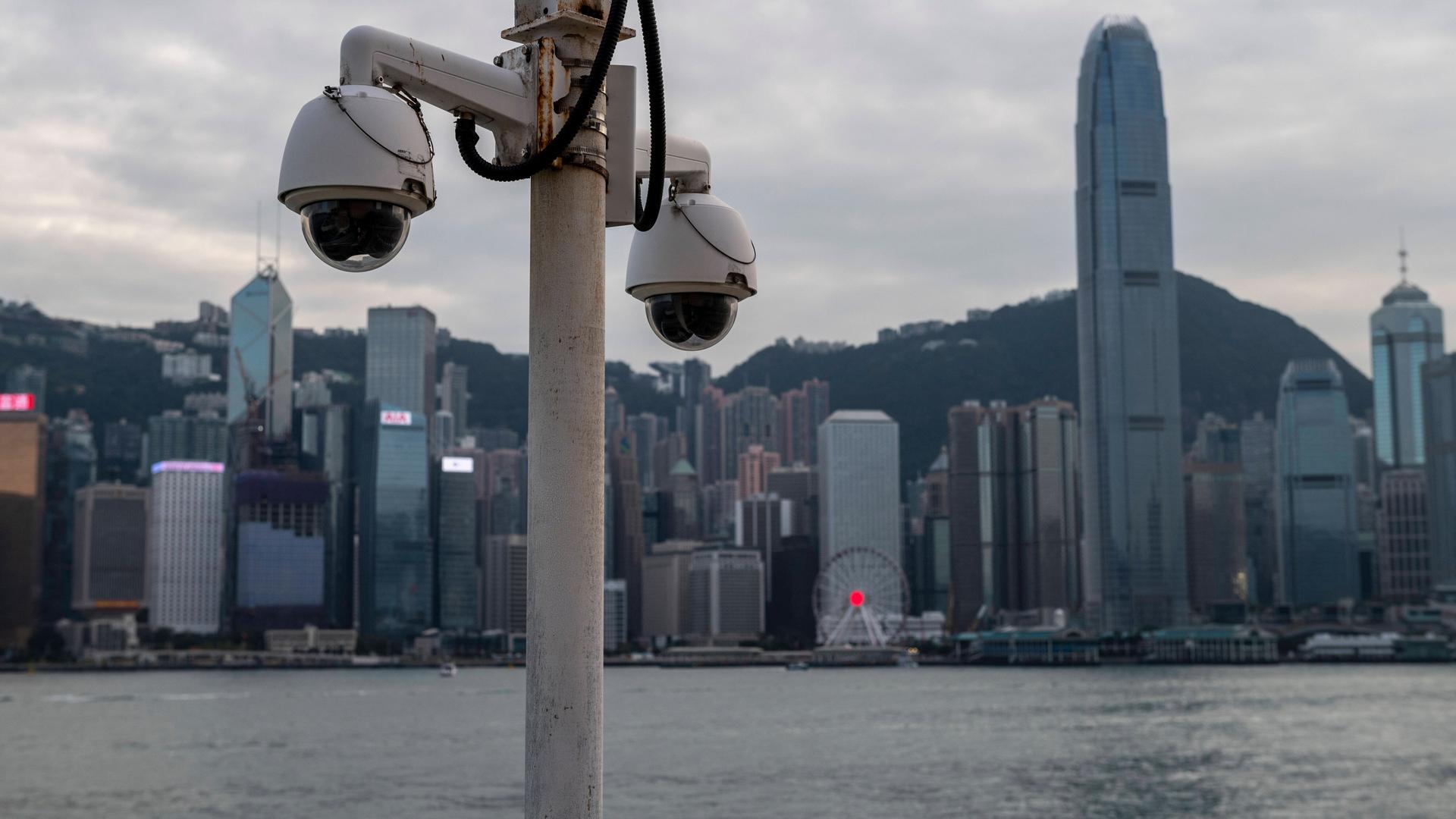 Überwachungskameras vor der Skyline in Hongkong. Überwachungskameras vor der Skyline in Hongkong.