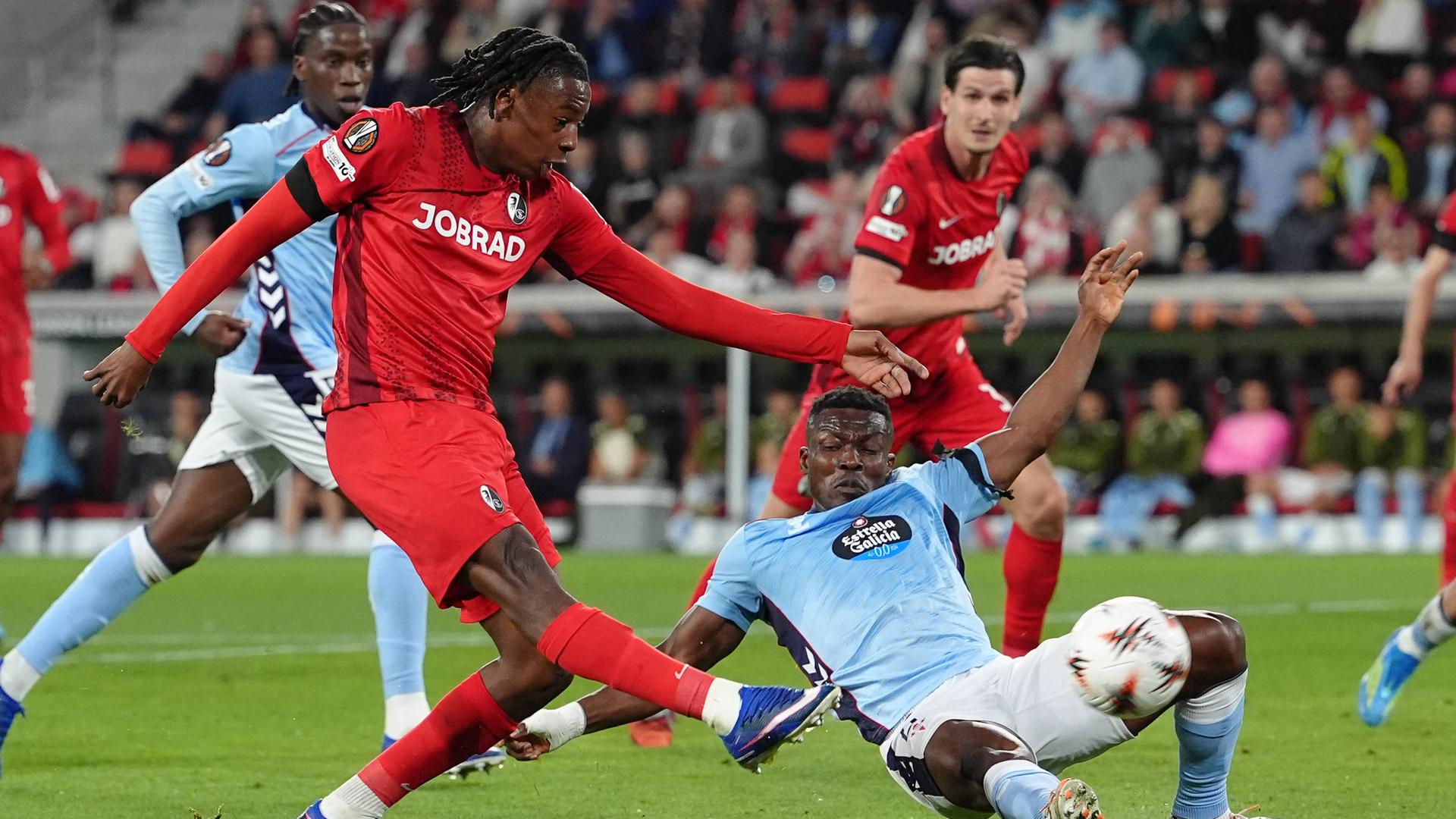 Fußball-Europa-League: Freiburg im Viertelfinal-Hinspiel gegen den spanischen Verein Celta Vigo; Spieler beider Mannschaften kämpfen um den Ball.