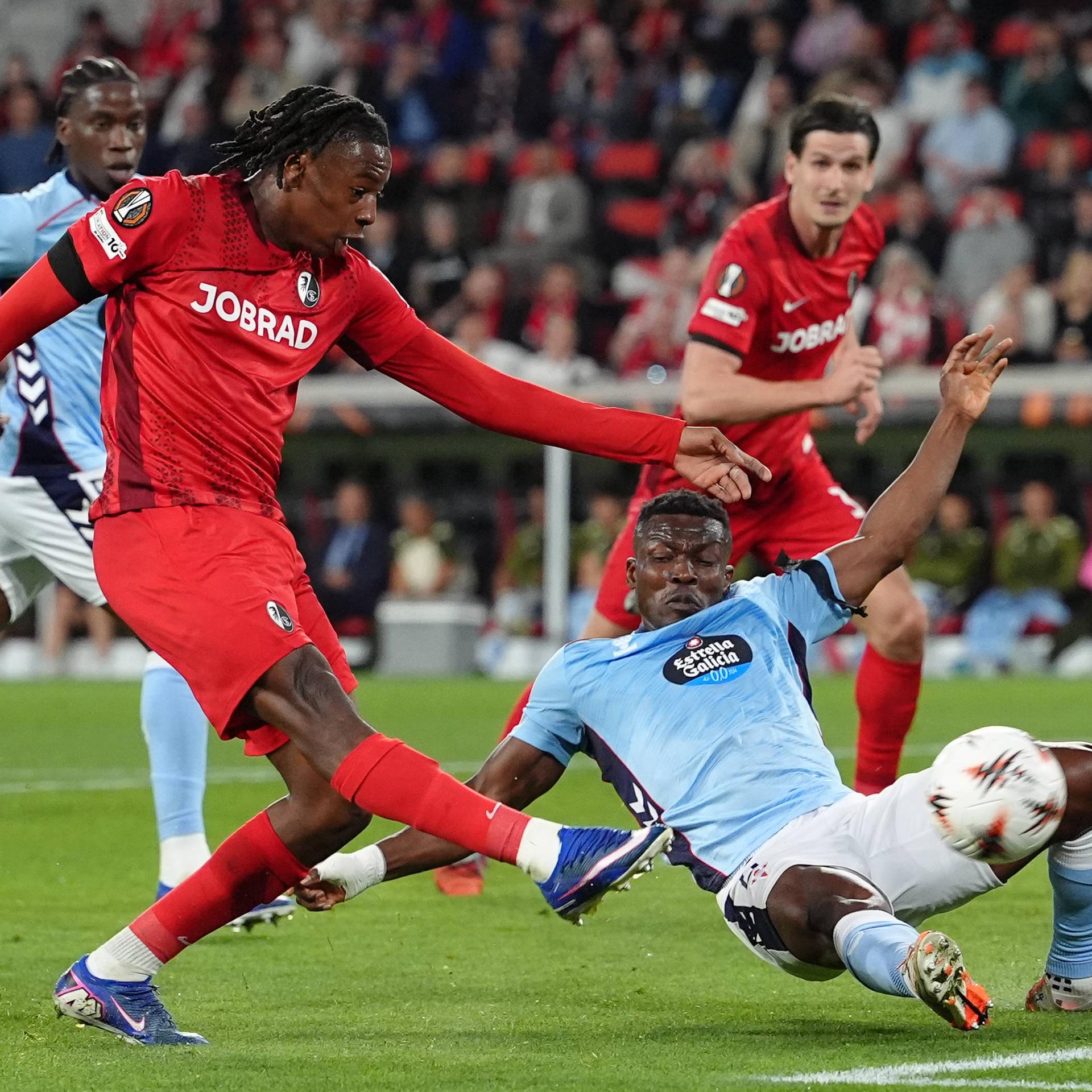 Fußball-Europa-League: Freiburg im Viertelfinal-Hinspiel gegen den spanischen Verein Celta Vigo; Spieler beider Mannschaften kämpfen um den Ball.