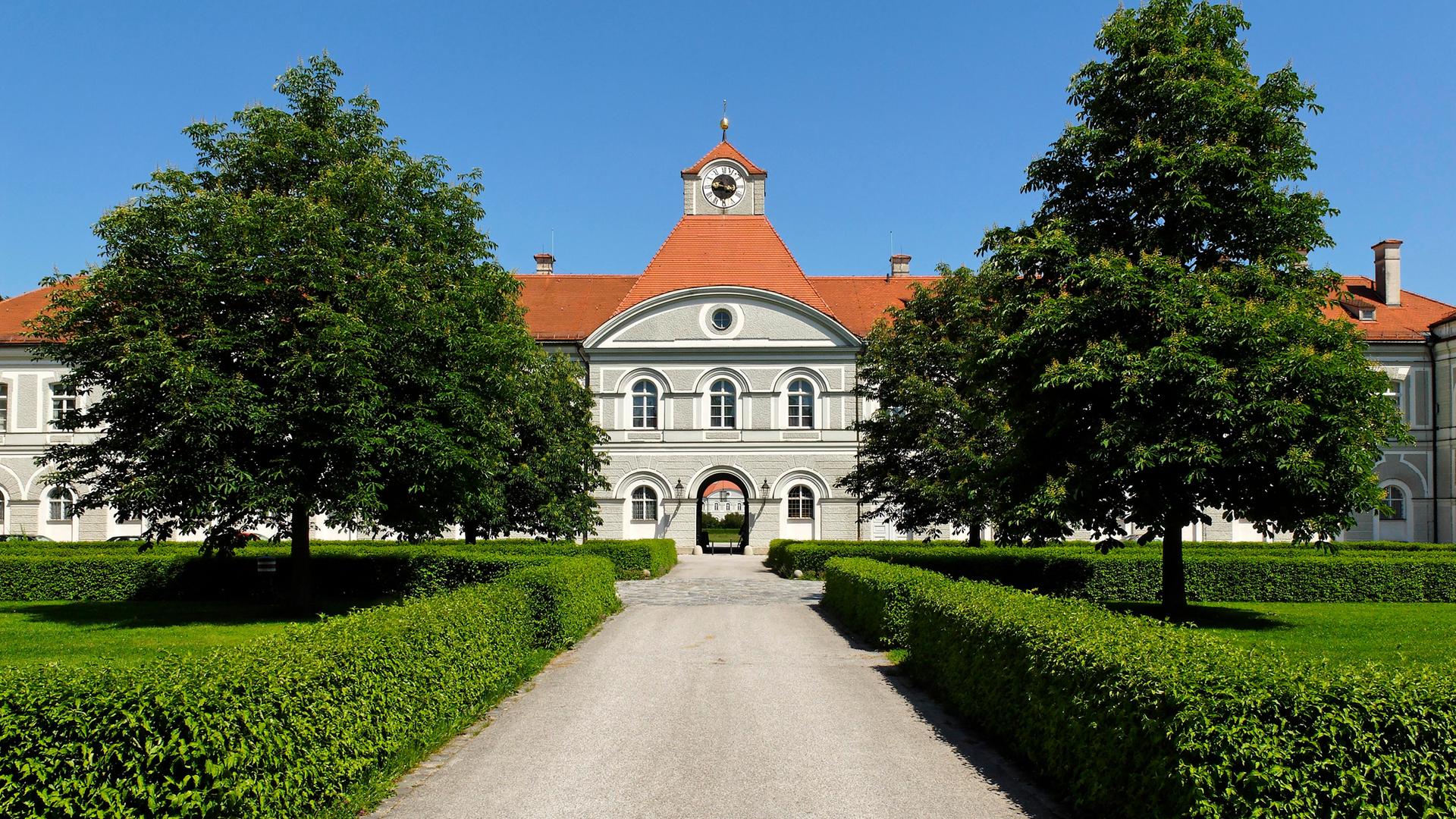 Außenansicht des Königlichen Marstalls mit Marstallmuseum, Schloss Nymphenburg, München, Bayern, Deutschland, Europa Außenansicht des Königlichen Marstalls mit Marstallmuseum, Schloss Nymphenburg, München, Bayern, Deutschland, Europa
