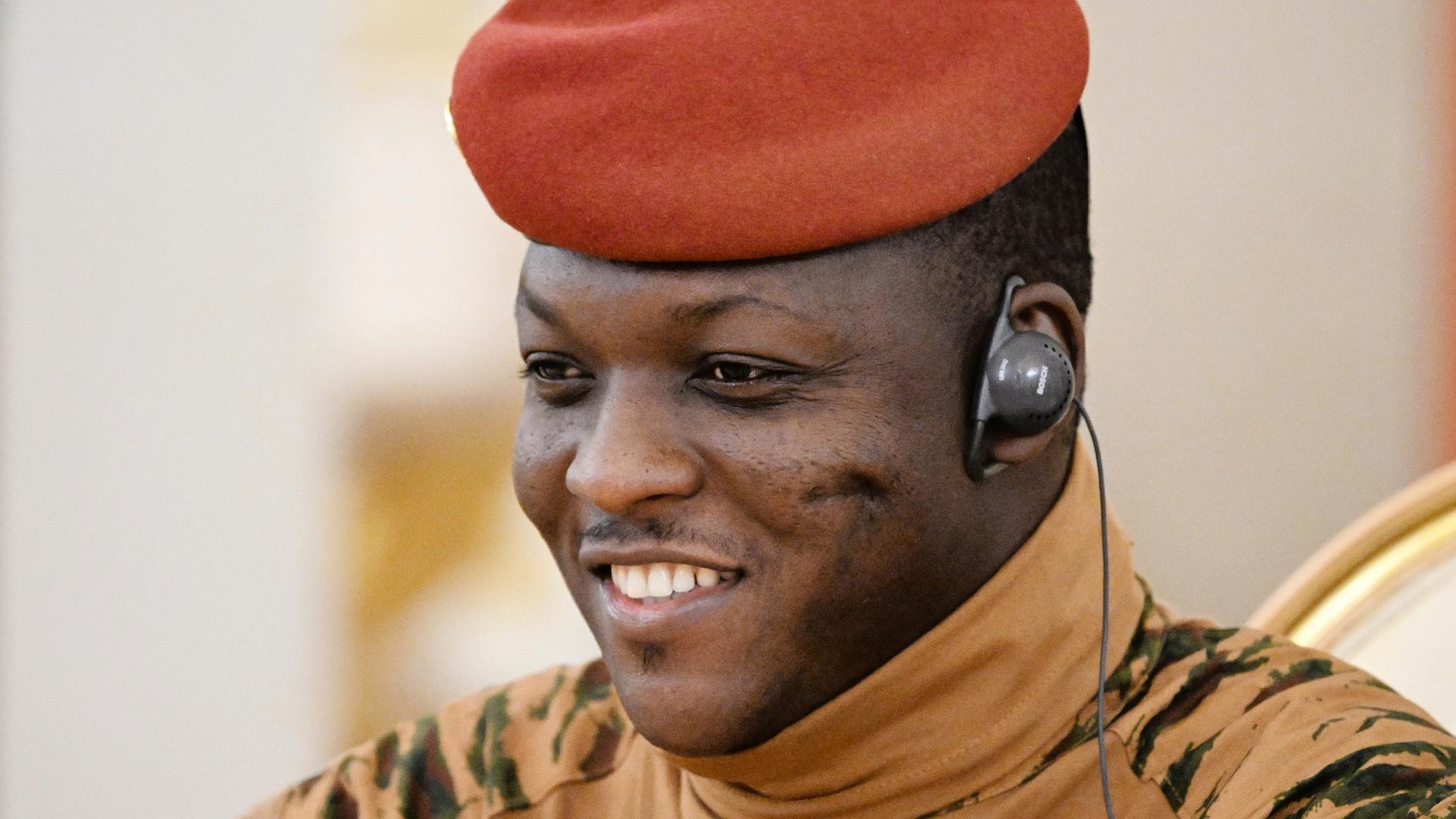 Der Präsident von Burkina Faso, Ibrahim Traore, während eines Gesprächs mit dem russischen Präsidenten Putin während ihres Treffens im Großen Palast des Kremls. Der Präsident von Burkina Faso, Ibrahim Traore, während eines Gesprächs mit dem russischen Präsidenten Putin während ihres Treffens im Großen Palast des Kremls.