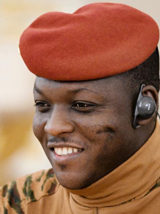 Der Präsident von Burkina Faso, Ibrahim Traore, während eines Gesprächs mit dem russischen Präsidenten Putin während ihres Treffens im Großen Palast des Kremls. 