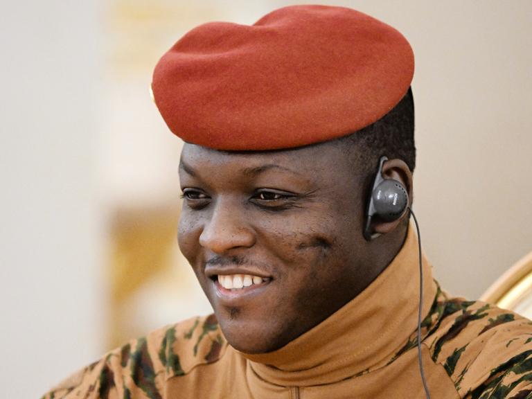 Der Präsident von Burkina Faso, Ibrahim Traore, während eines Gesprächs mit dem russischen Präsidenten Putin während ihres Treffens im Großen Palast des Kremls. 