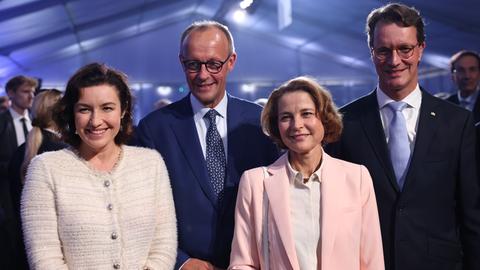 Jülich: Bundeskanzler Friedrich Merz (m.), NRW-Ministerpräsident Hendrik Wüst (r.), Bundesforschungsministerin Dorothee Bär (l.) sowie die Vorstandsvorsitzende des Forschungszentrums, Lambrecht, nehmen an der Einweihung des ersten europäischen Supercomputers der Exascale-Klasse teil. 