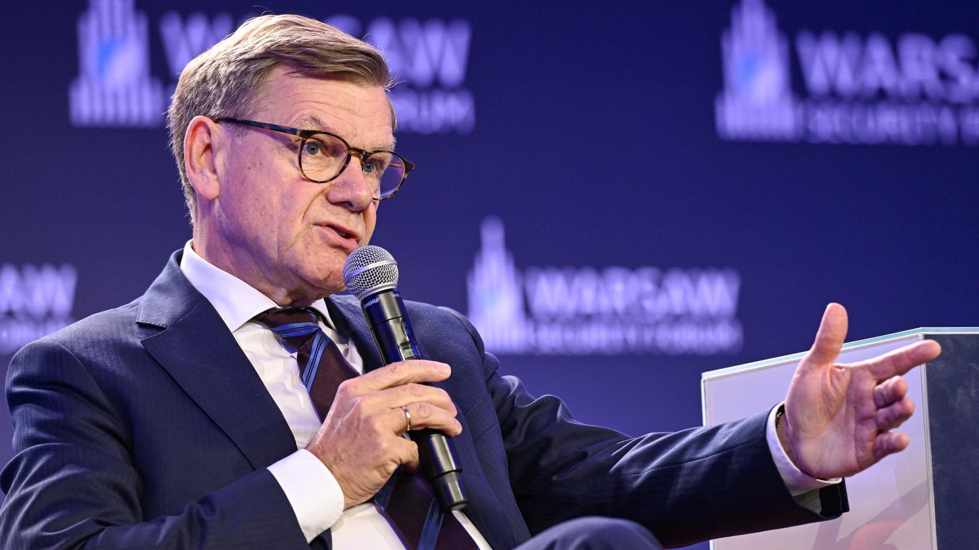 Der deutsche Außenminister Johann Wadephul nimmt am Warschauer Sicherheitsforum in Warschau teil, er hält ein Mikrofon in der Hand.