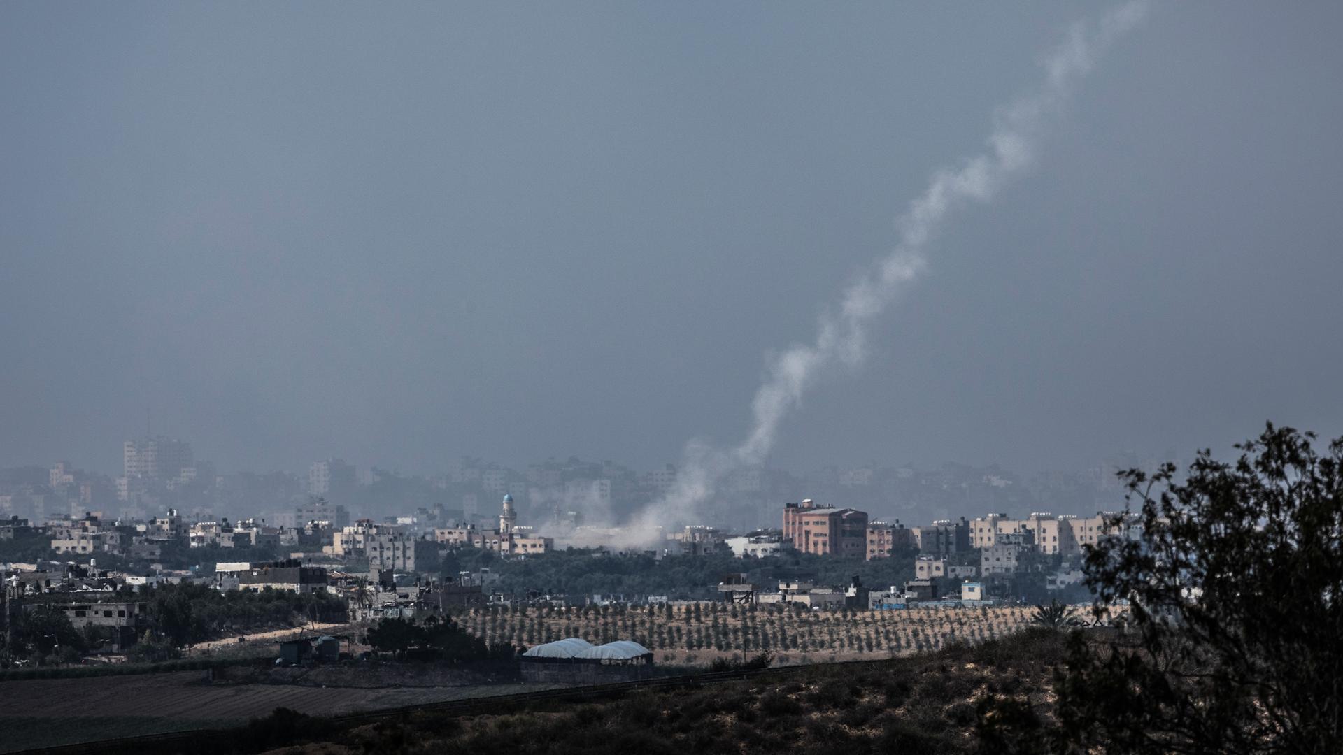 Ein Panoramabild vom Gazastreifen, auf dem Rauchschwaden einer Rakete zu sehen sind