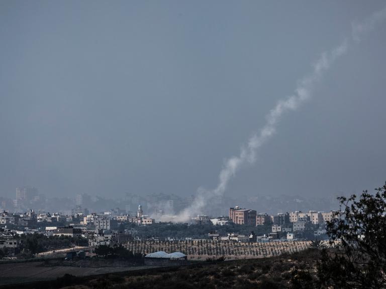 Ein Panoramabild vom Gazastreifen, auf dem Rauchschwaden einer Rakete zu sehen sind