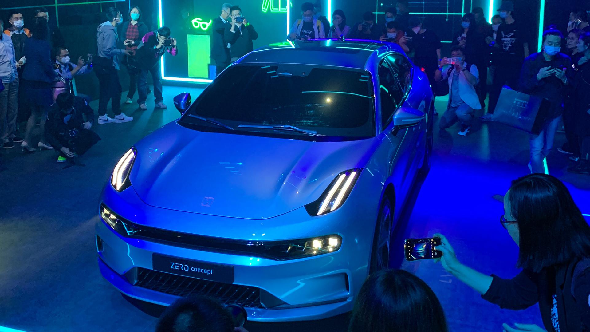 Der chinesische Autobauer Geely stellt das elektrische Konzeptauto "Concept Zero" seiner Tochter Lynk&Co in vor. Es basiert auf der Entwicklung der neuen Sea-Architektur für Elektroautos. Geely hält fast zehn Prozent der Anteile an Daimler.