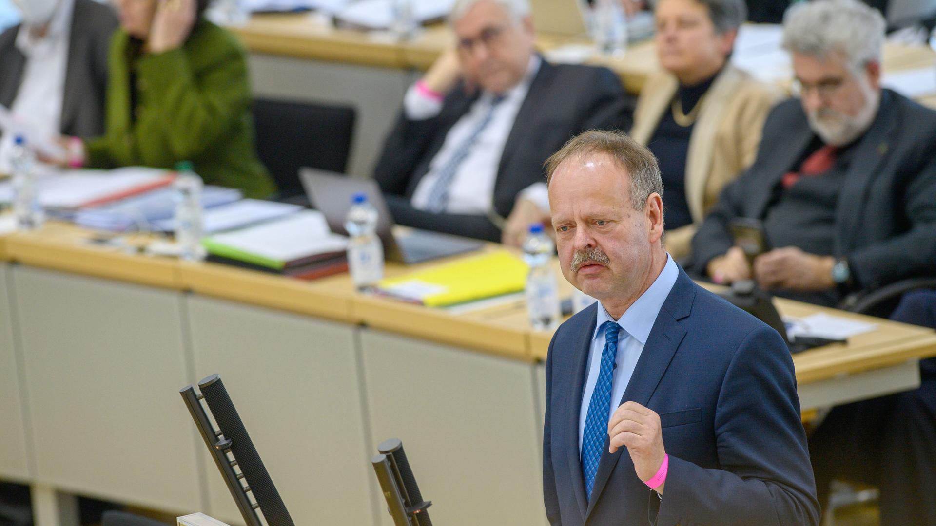 Wulf Gallert (Die Linke) spricht im Plenarsaal des Landtages von Sachsen-Anhalt zu den Abgeordneten. Nach einer Regierungserklärung des Ministerpräsidenten zur Lage in der Ukraine ging es unter anderem über die Schulsozialarbeit.