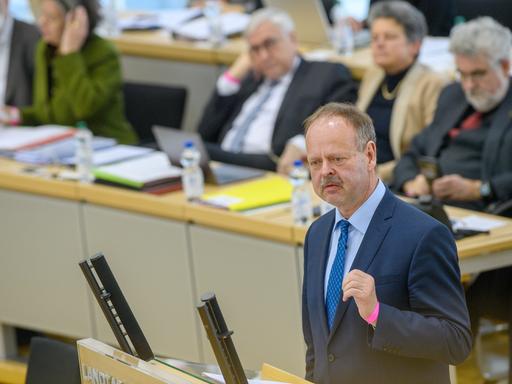 Wulf Gallert (Die Linke) spricht im Plenarsaal des Landtages von Sachsen-Anhalt zu den Abgeordneten. Nach einer Regierungserklärung des Ministerpräsidenten zur Lage in der Ukraine ging es unter anderem über die Schulsozialarbeit.