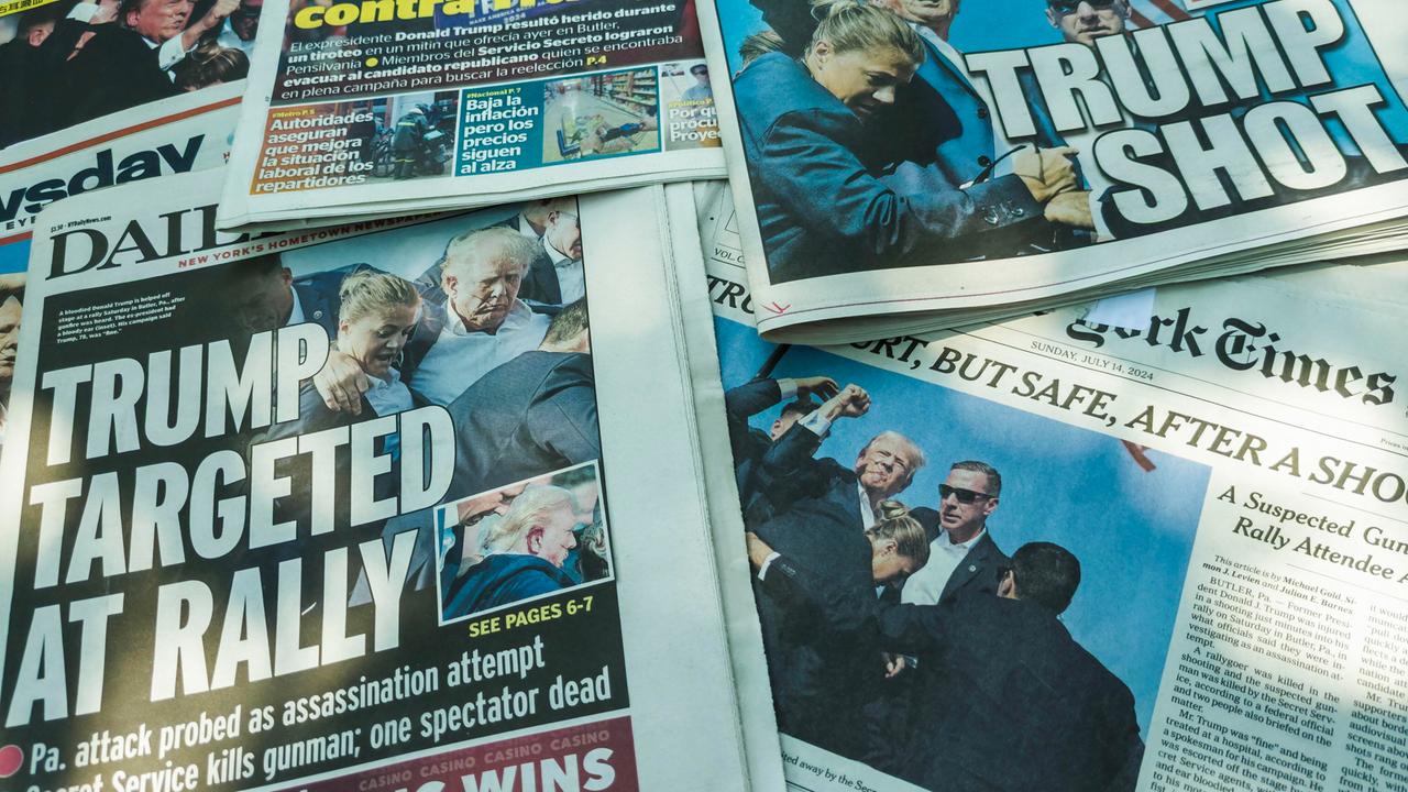 Die Schlagzeilen der US-Zeitungen, die alle über das Trump-Attentat berichten. 