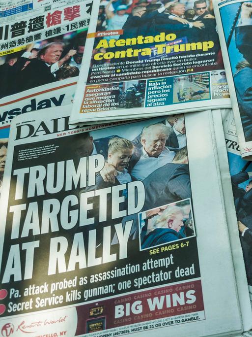 Die Schlagzeilen der US-Zeitungen, die alle über das Trump-Attentat berichten. 