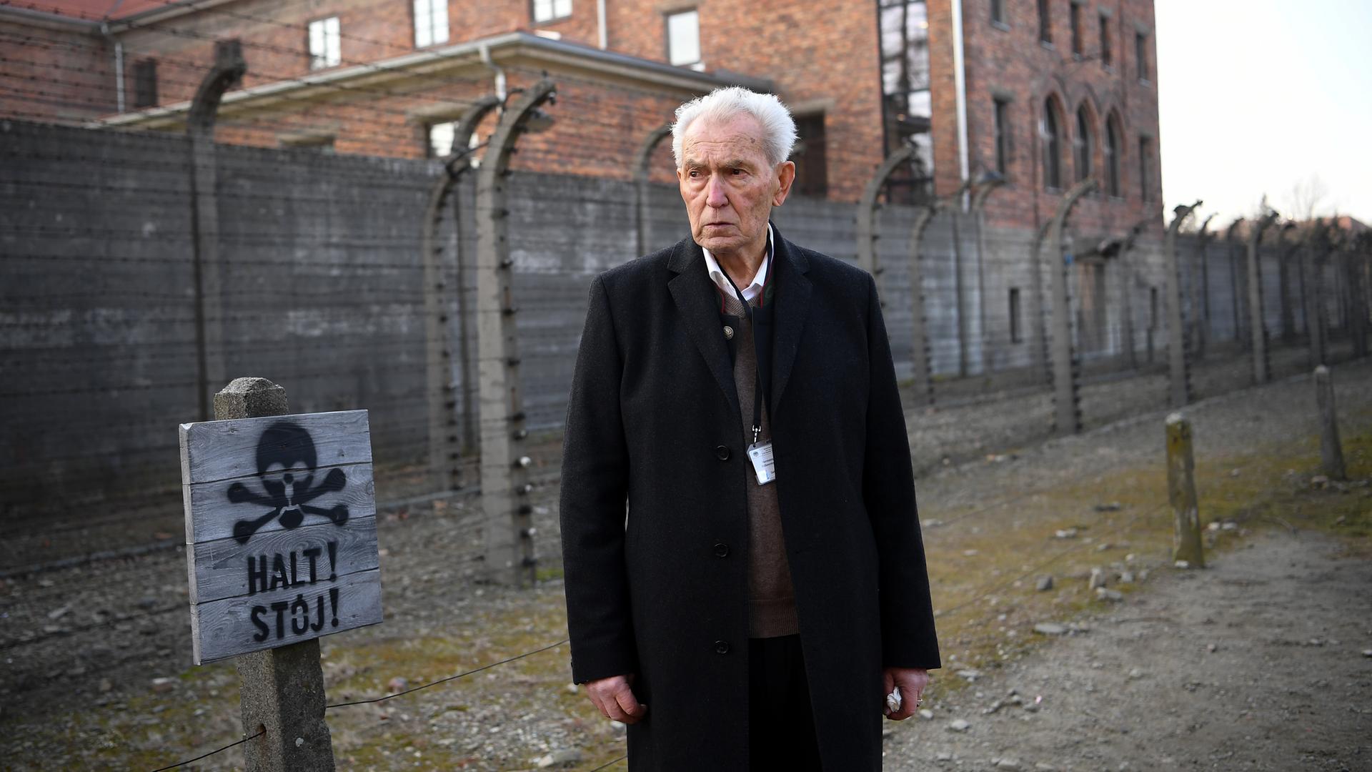Hermann Höllenreiner, Holocaust-Überlebender, besucht das ehemalige deutsche nationalsozialistische Konzentrations- und Vernichtungslager Auschwitz-Birkenau.