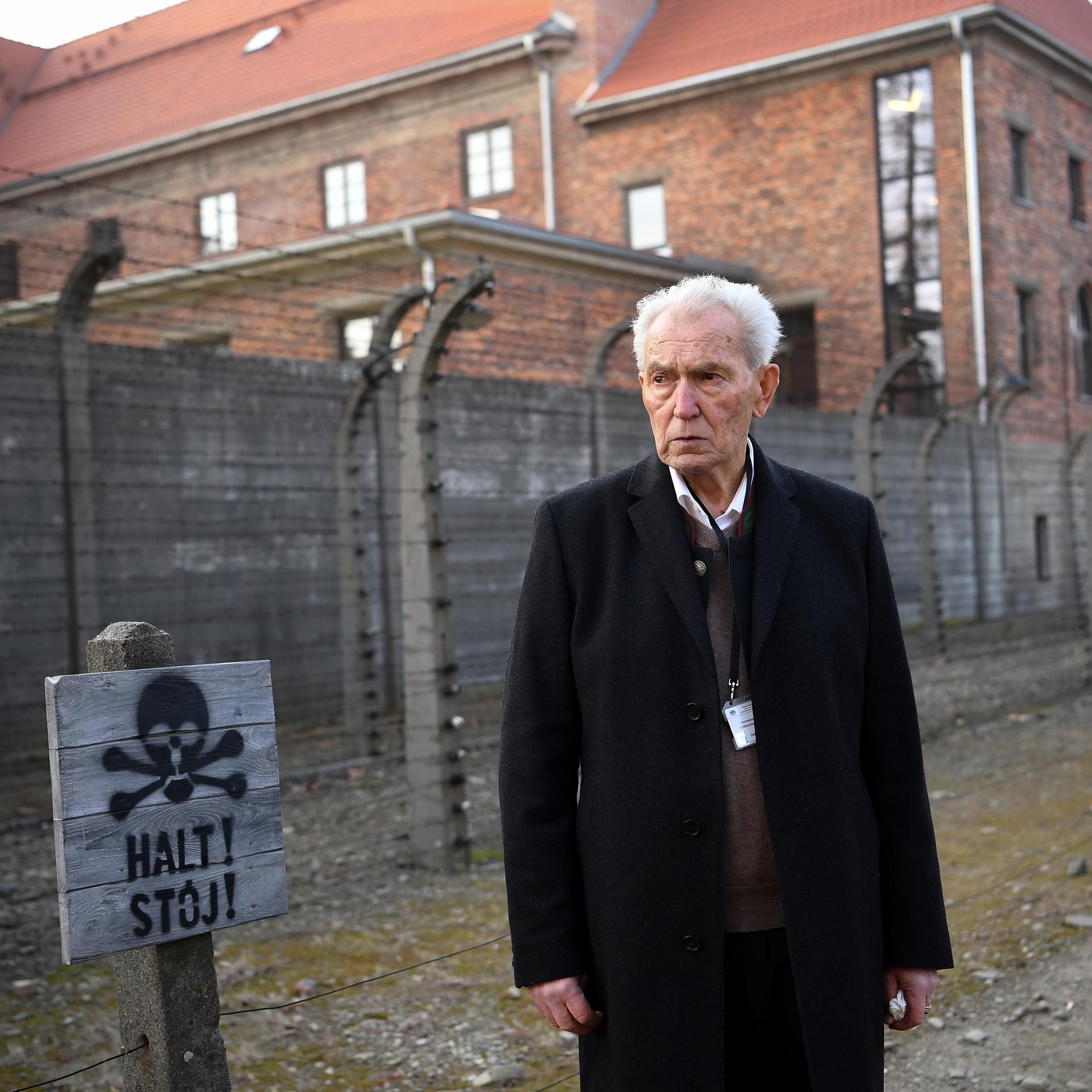 Hermann Höllenreiner, Holocaust-Überlebender, besucht das ehemalige deutsche nationalsozialistische Konzentrations- und Vernichtungslager Auschwitz-Birkenau.