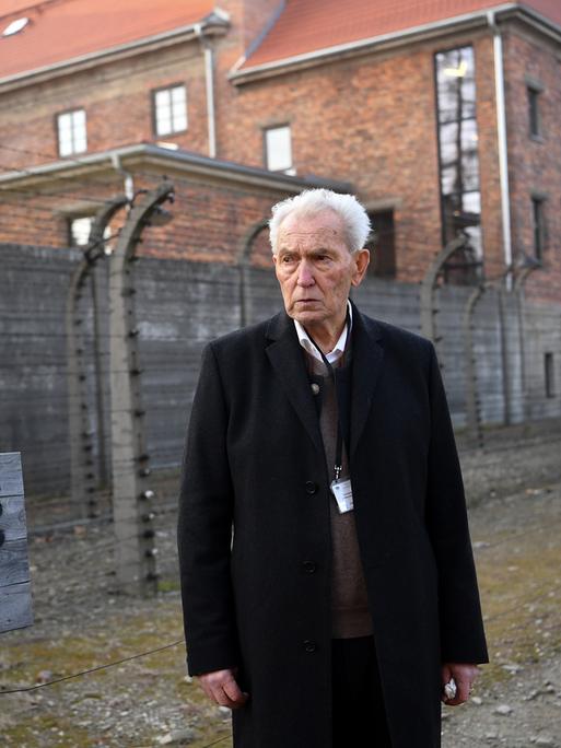 Hermann Höllenreiner, Holocaust-Überlebender, besucht das ehemalige deutsche nationalsozialistische Konzentrations- und Vernichtungslager Auschwitz-Birkenau.