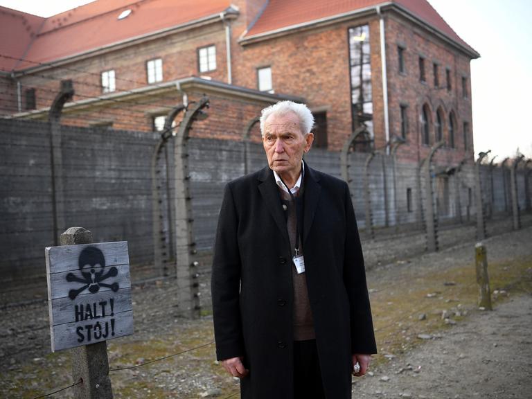 Hermann Höllenreiner, Holocaust-Überlebender, besucht das ehemalige deutsche nationalsozialistische Konzentrations- und Vernichtungslager Auschwitz-Birkenau.