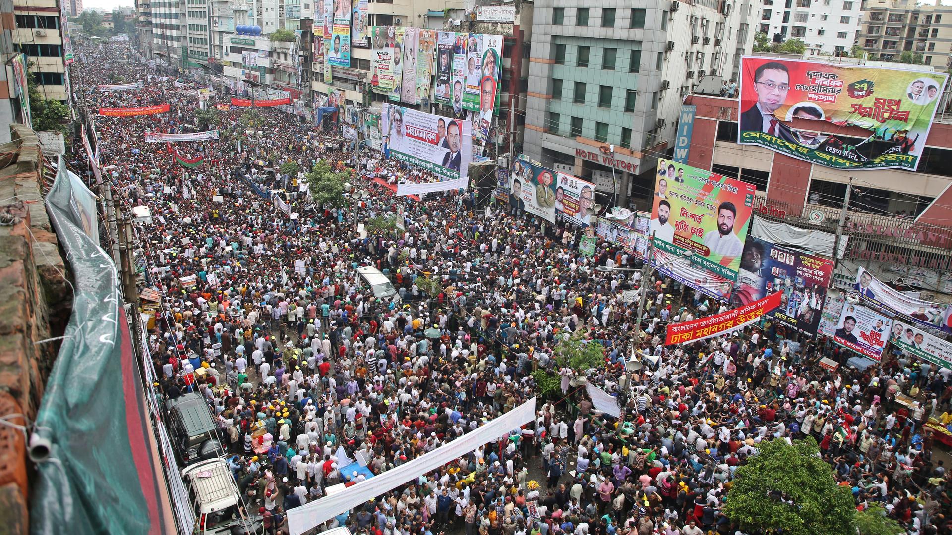 Tausende Anhänger der Opposition demonstrieren in Bangladesch. Tausende Anhänger der Opposition demonstrieren in Bangladesch.