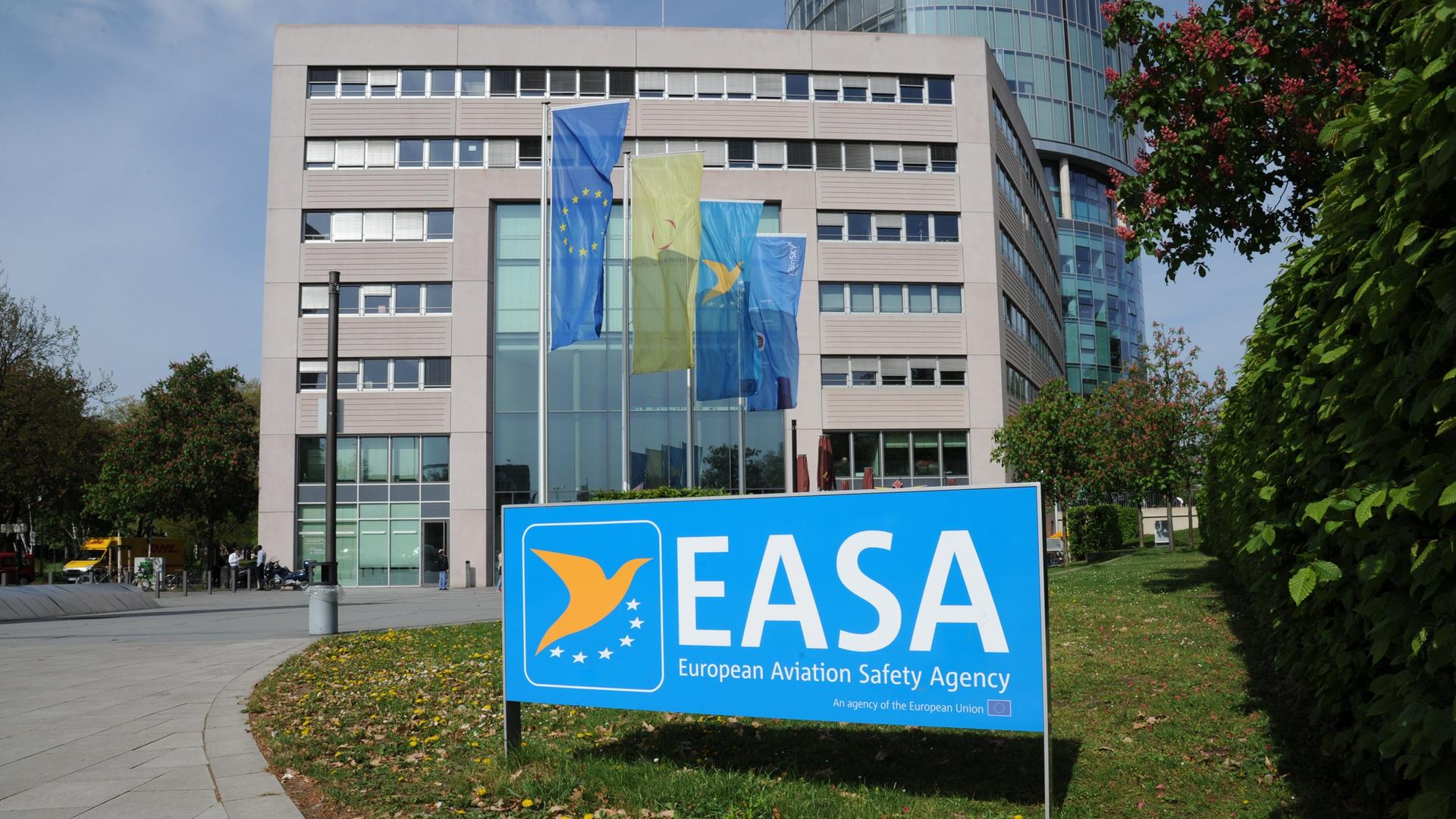 Zu sehen ist ein Schild der Europäischen Agentur für Flugsicherheit, im Hintergrund das Gebäude in Köln. Zu sehen ist ein Schild der Europäischen Agentur für Flugsicherheit, im Hintergrund das Gebäude in Köln.