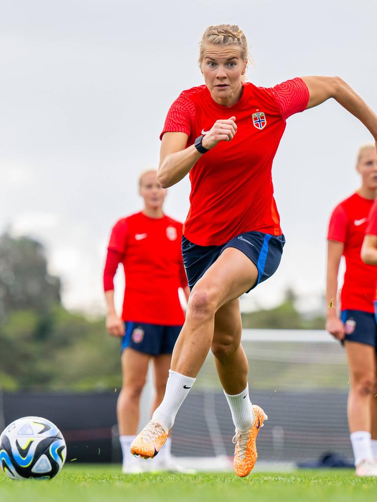 Die norwegische Nationalspielerin Ada Hegerberg rennt während des Trainings im roten Trikot einem Ball hinterher.