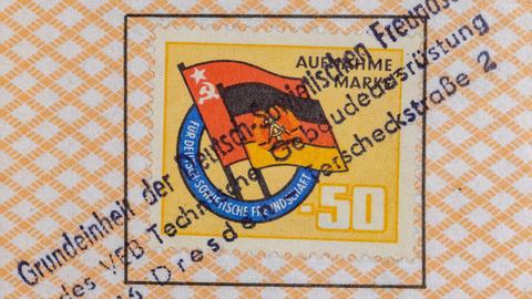 Reproduktion eines Mitgliedsbuches der Gesellschaft für Deutsch-Sowjetische Freundschaft, DSF, mit Stempel und Klebemarke (Symbolfoto)