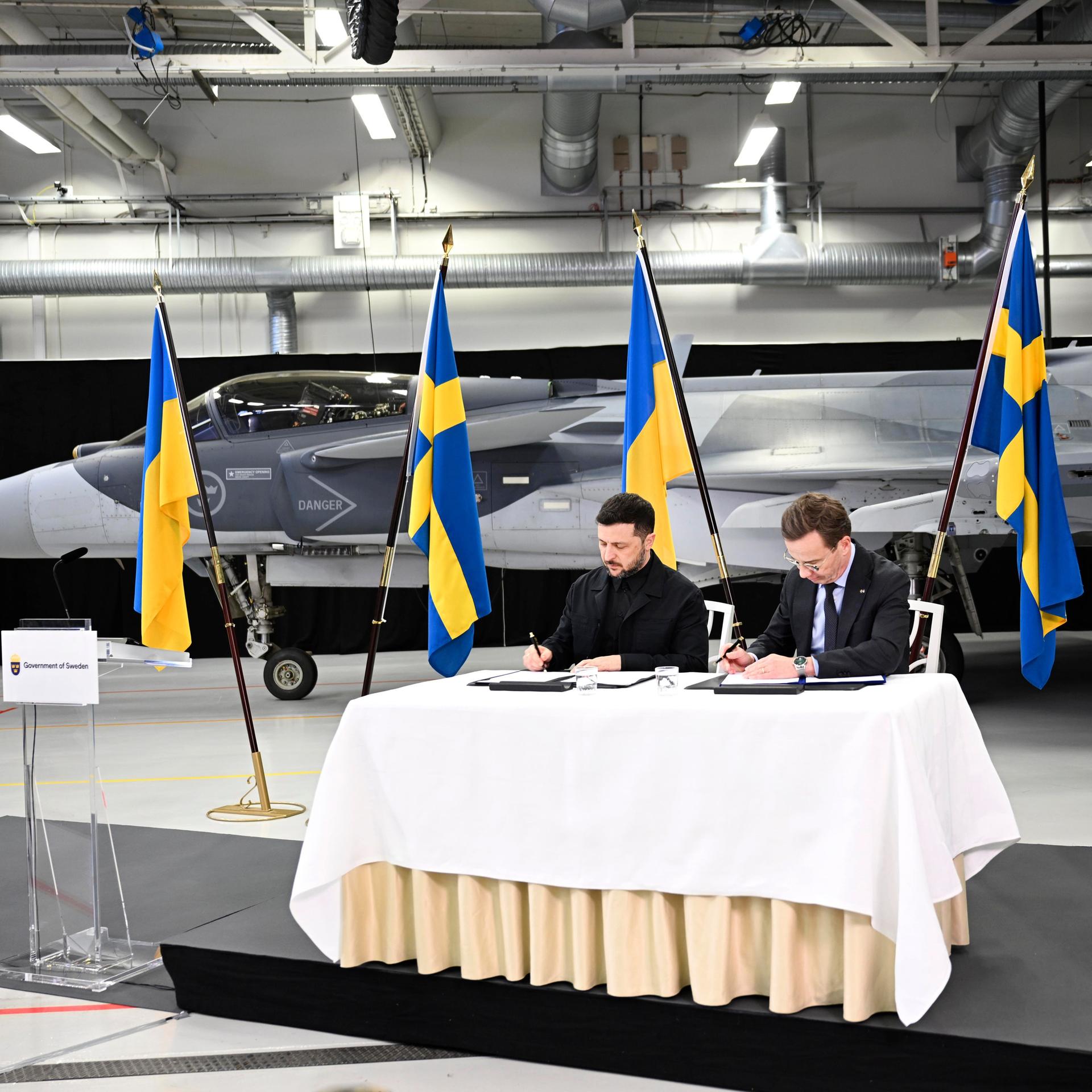 Schwedens Regierungschef Ulf Kristersson und der ukrainische Präsident Wolodymyr Selenskyj bei einem Besuch von Saab, dem Hersteller der Gripen-Kampfjets.