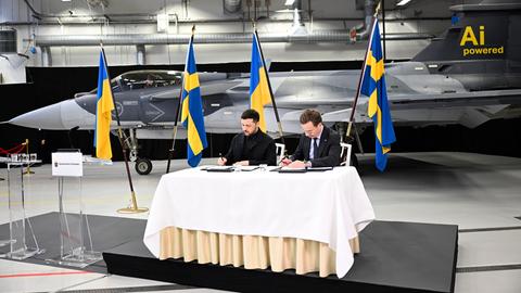 Schwedens Regierungschef Ulf Kristersson und der ukrainische Präsident Wolodymyr Selenskyj bei einem Besuch von Saab, dem Hersteller der Gripen-Kampfjets.
