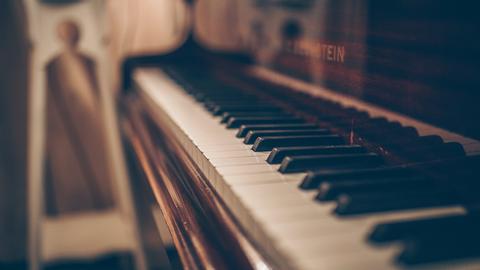 Wir sehen die Nahaufnahme eines Klaviers. 