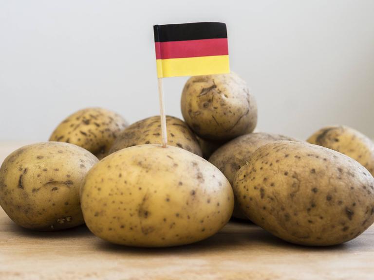 Rohe Kartoffeln mit einer Deutschlandfahne