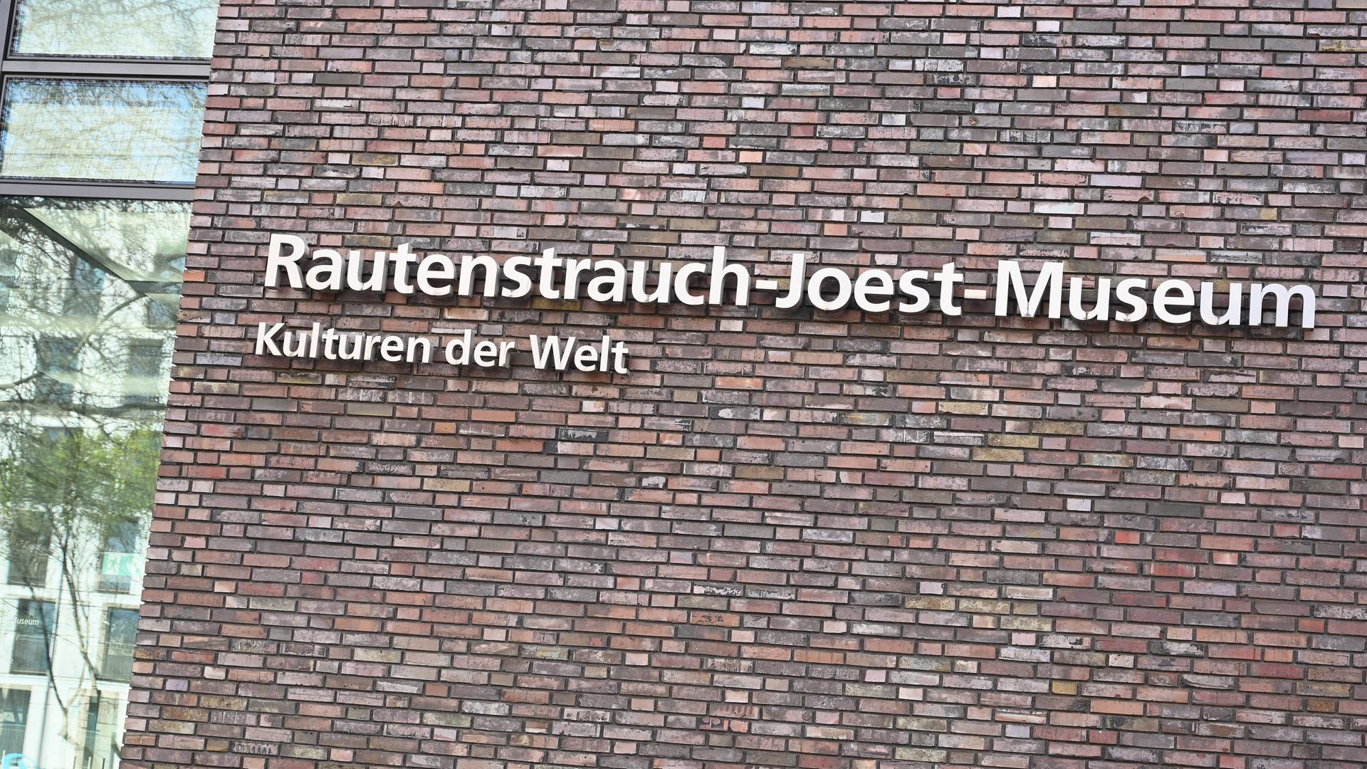 Der Schriftzug Rautenstrauch-Joest-Museum, Kulturen der Welt auf dem Kölner Museum.