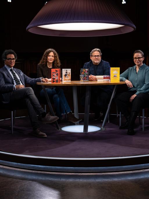 Von links: Ijoma Mangold, Sandra Richter, Wolfram Eilenberger, Thea Dorn (Sendung 01.05.2026) Von links: Ijoma Mangold, Sandra Richter, Wolfram Eilenberger, Thea Dorn (Sendung 01.05.2026)