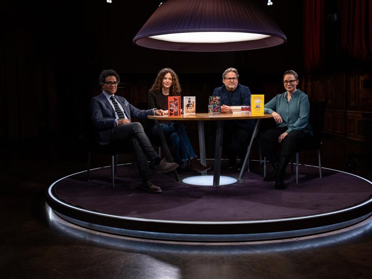 Von links: Ijoma Mangold, Sandra Richter, Wolfram Eilenberger, Thea Dorn (Sendung 01.05.2026) Von links: Ijoma Mangold, Sandra Richter, Wolfram Eilenberger, Thea Dorn (Sendung 01.05.2026)
